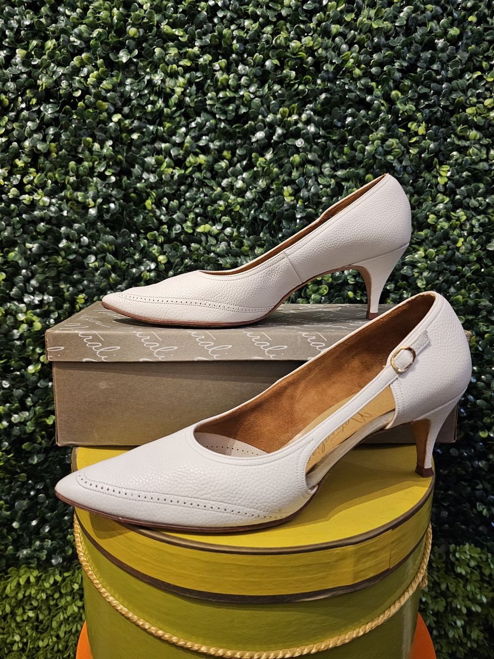 Vintage Naturalizer Classic Ivory Kitten Heel Pumps - Women Shoes